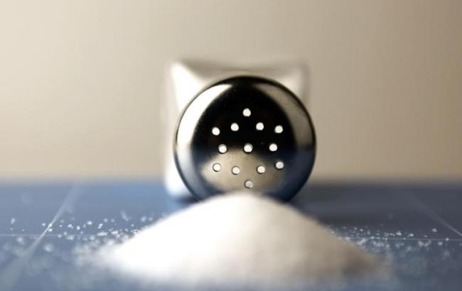 Вчені визначили, що відмова від солі продовжує людині життя