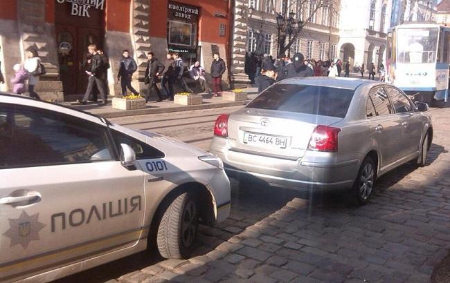 Во Львове полиция оштрафовала водителя мэра Садового