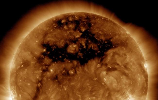 NASA показало гигантскую дыру на Солнце