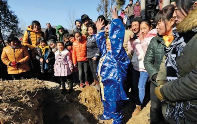 У Китаї чоловік встав з труни на своїх похоронах