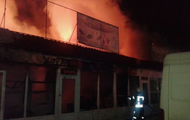 У Києві вночі горів ринок в Голосіївському районі