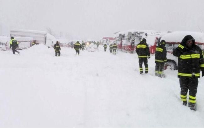 Лавина в Италии: спасатели нашли шесть выживших в заваленном снегом отеле