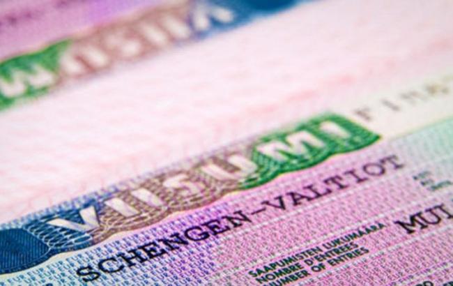 Польша за полгода значительно увеличила выдачу украинцам многолетних виз