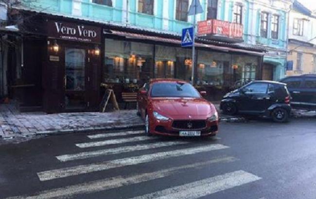 Водитель итальянского спорткара стал "героем парковки" в Киеве