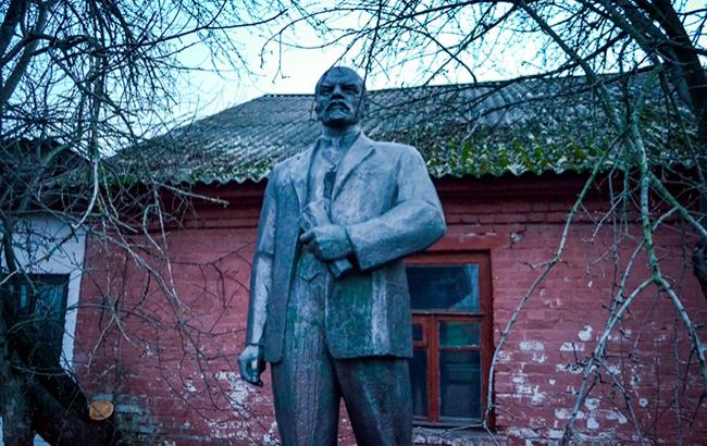 В Черниговской области памятник Ленину заменят на "борцов за независимость"