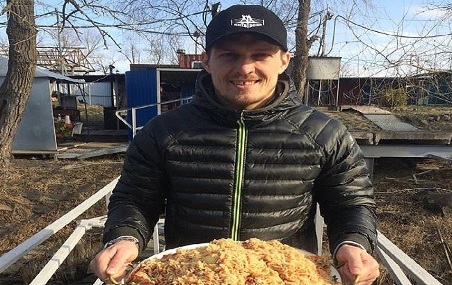 Боксер-кулинар: Усик похвастался пловом собственного приготовления