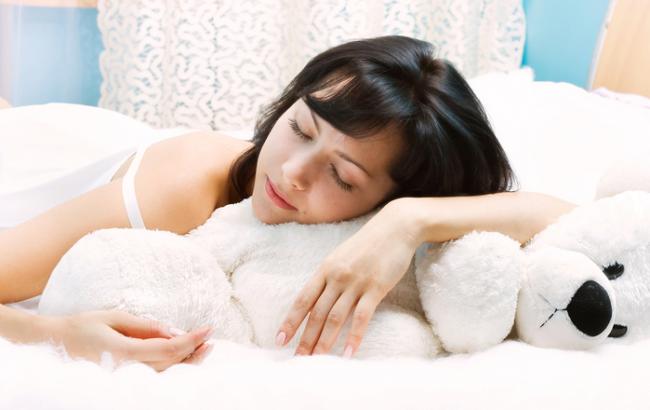 Вчені пов'язали тривалість життя зі сном