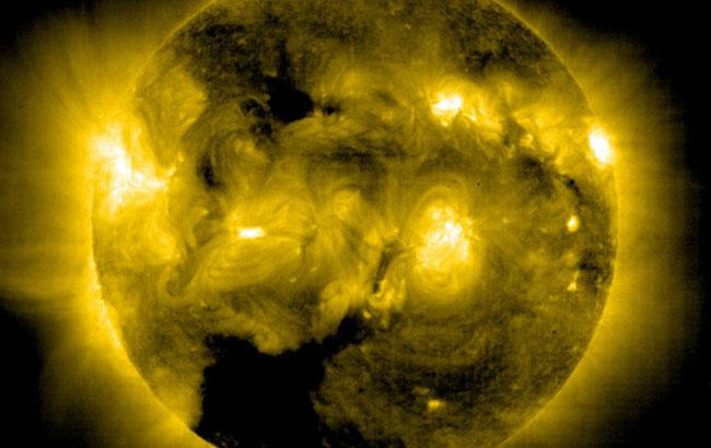 NASA показало корональную дыру на Солнце