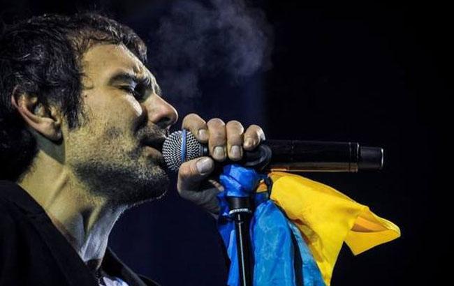 Вакарчук развернул флаг Мариуполя на концерте в Австралии