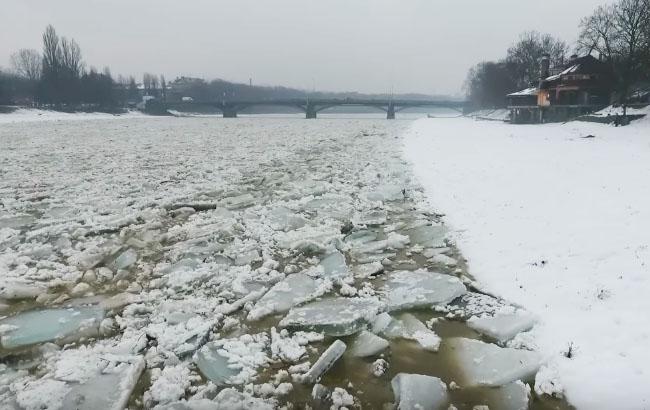 В сети появилось потрясающее видео ледохода на украинской реке