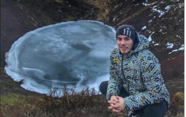 Олег Верняєв поплавав в озері в Ісландії