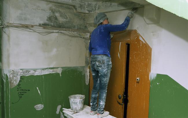 В Москве коммунальщики покрасили лед на стенах дома