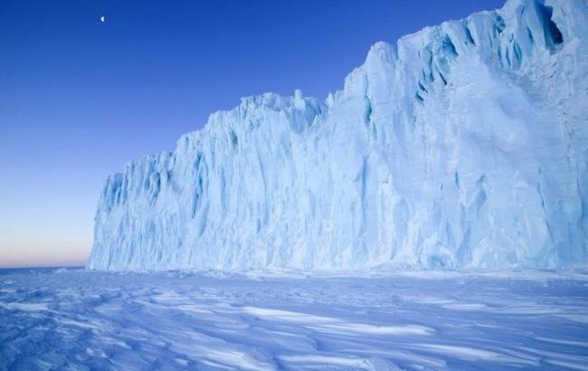Ученых тревожит резкое увеличение трещины во льдах Антарктиды