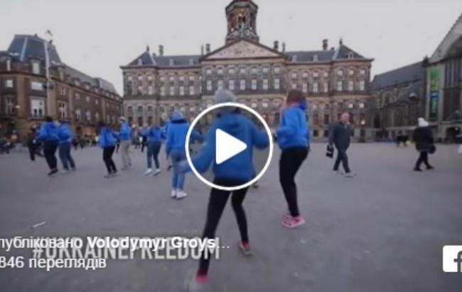 Украинцы устроили танцевальную акцию в Амстердаме