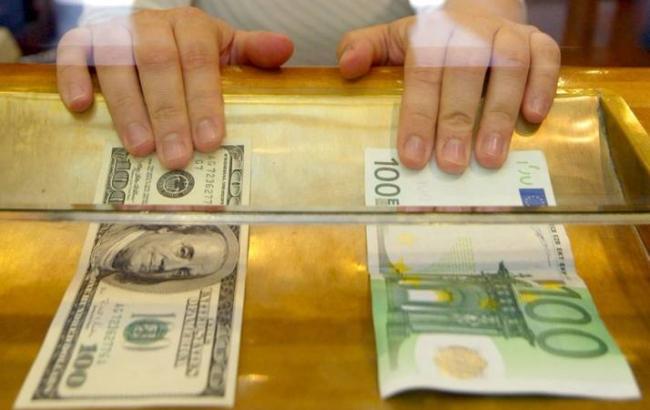 Курс доллара на межбанке в 12:50 повысился до 27,05 гривен