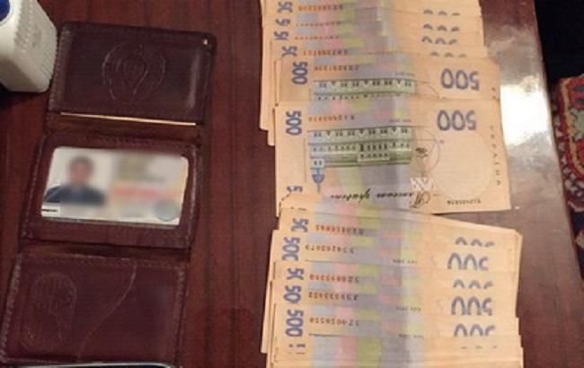 В Харькове полицейский за взятку "продал" уголовное дело