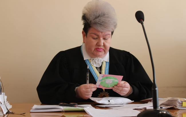 Соцсети высмеяли прическу украинской судьи, сравнив женщину с Дэвидом Линчем