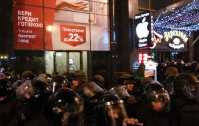 У центрі Києва відбуваються зіткнення мітингувальників з Нацгвардією