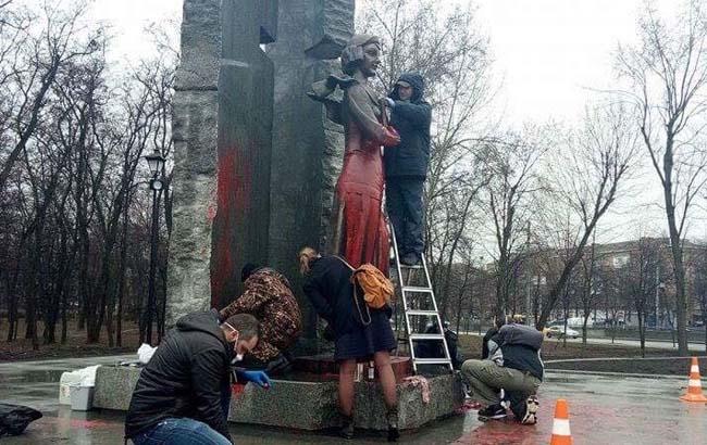 Активисты отчистили памятник Елене Телиге, который осквернили вандалы