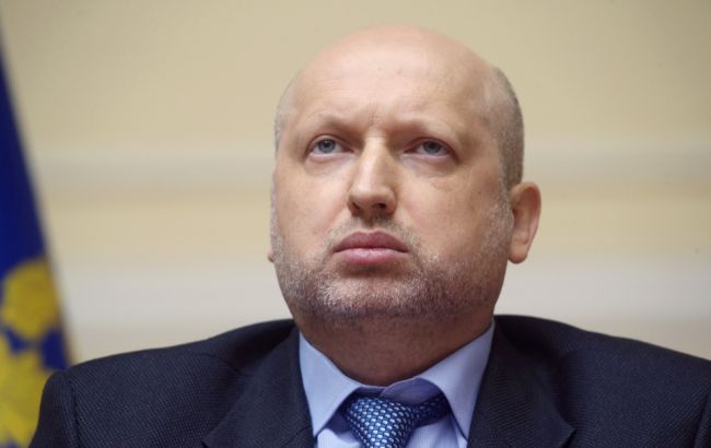 Турчинов призвал СБУ проверить информацию о визите украинских политиков в Крым