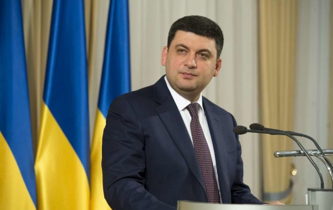Гройсман надеется за 5-7 лет привести в порядок украинские дороги