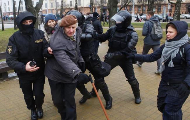 Чоловік з тростиною став героєм вражаючого фото з Марша Волі у Мінську