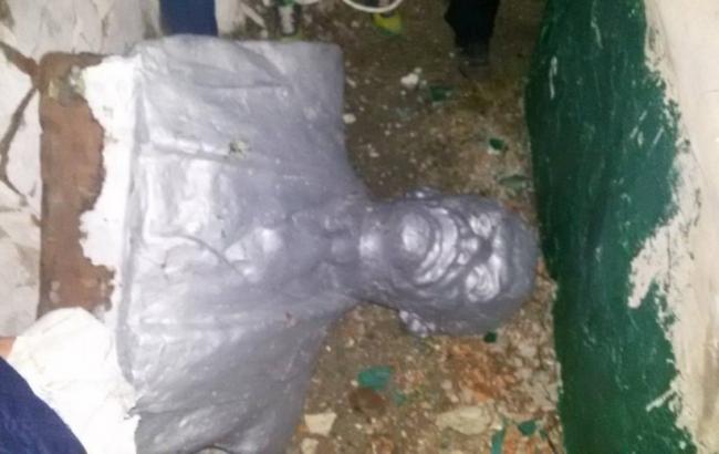 На Харьковщине снесли два памятника Ленину