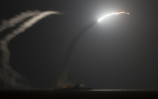 США совершили ракетный удар по авиабазе в Сирии