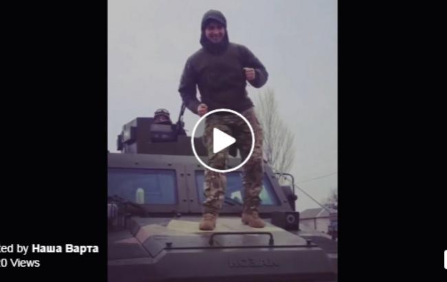 Украинский боец исполнил зажигательный танец на БТР