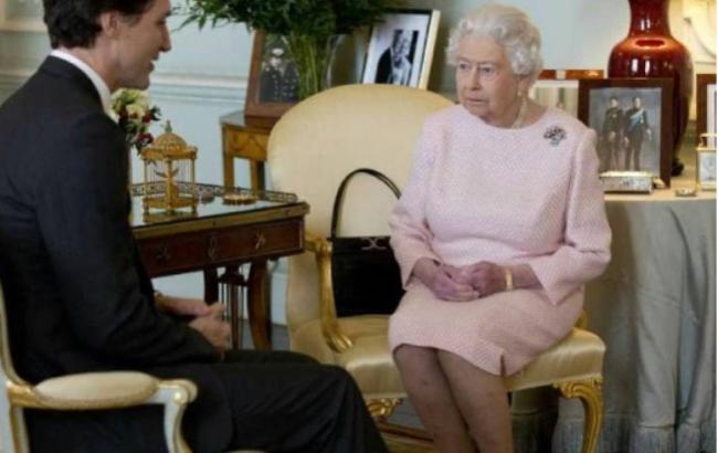 Елизавета II разыскивает "разнашивателя" обуви