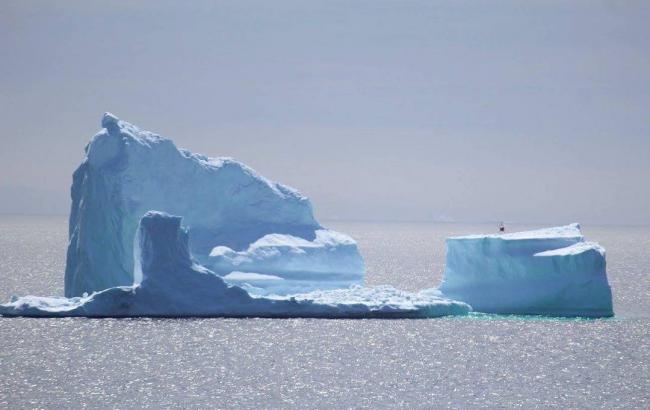 Канадське місто стало Меккою для туристів через велетенський айсберг