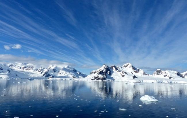 Вчені виявили в Антарктиді річки та водоспади