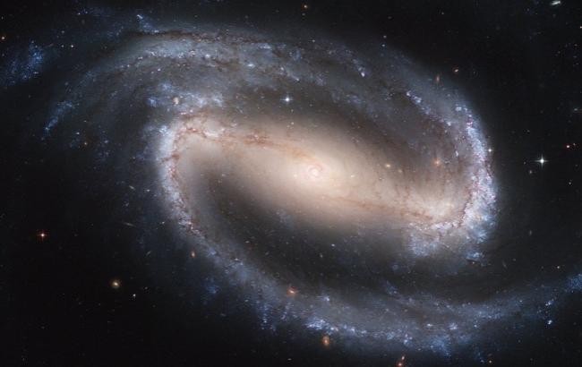 "Хаббл" показал фото звезды, которая затмила галактику