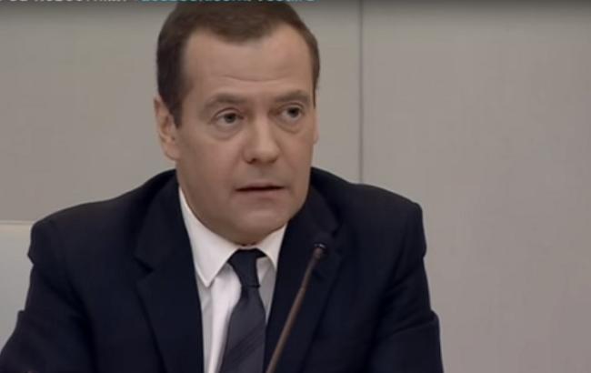 Известный карикатурист высмеял то, как Медведев "держится" за власть