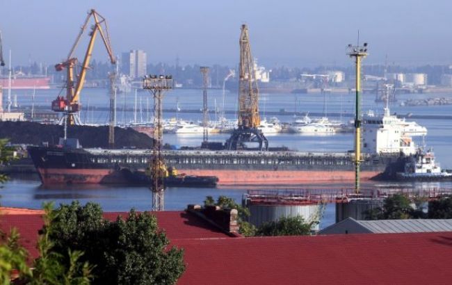 К причалу ПАО НСЗ Океан пришвартовался танкер с нефтепродуктами под флагом России
