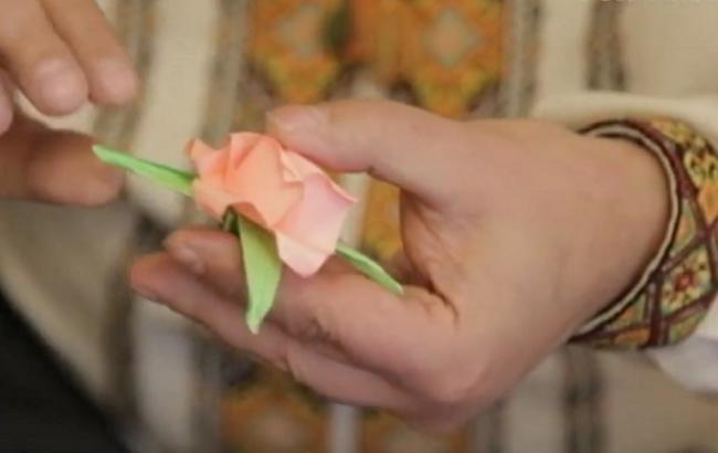 Житель Черновцов с пришитыми пальцами создает уникальные картины