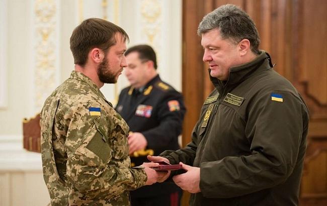 Порошенко вручил награды военным и полицейским