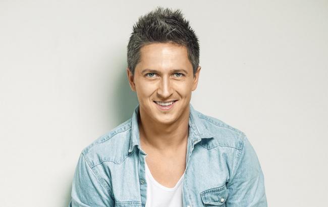 Відомий телеведучий похвалився "французькою" вишиванкою