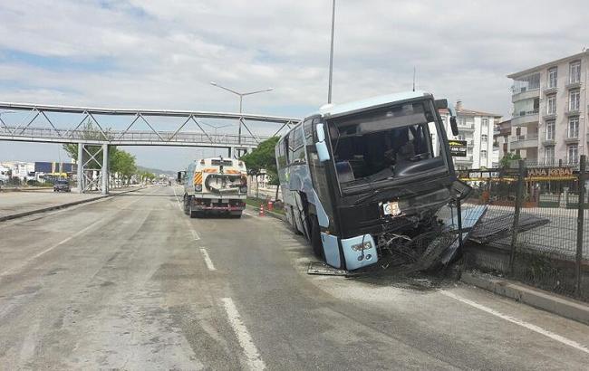 В Турции разбился автобус с депутатами правящей партии, десятки пострадавших