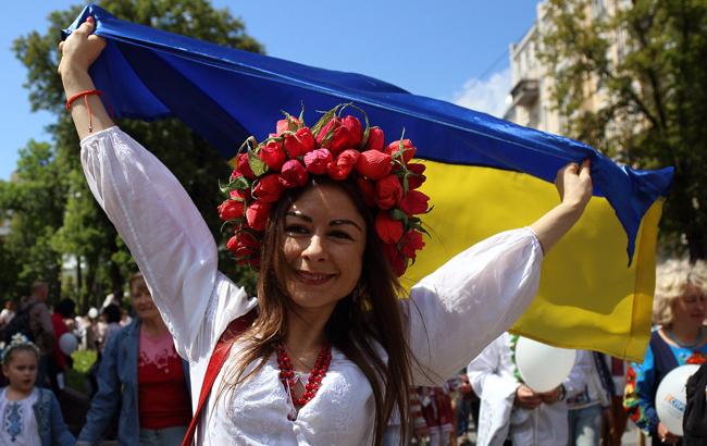 Сотни украинцев вышли на Мегамарш в вышиванках: появился яркий фоторепортаж из центра Киева