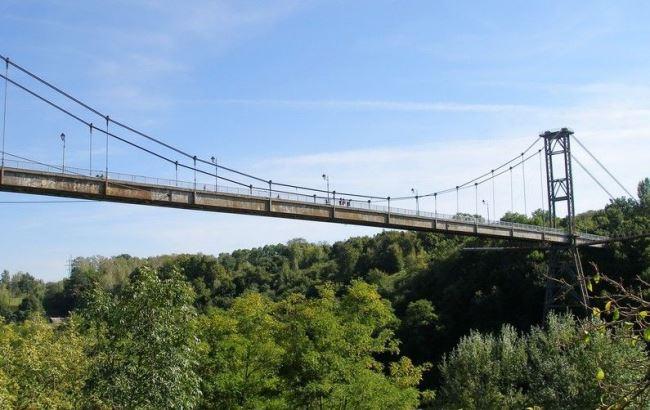 У Житомирі 18-річний хлопець стрибнув з мосту через сварку з дівчиною
