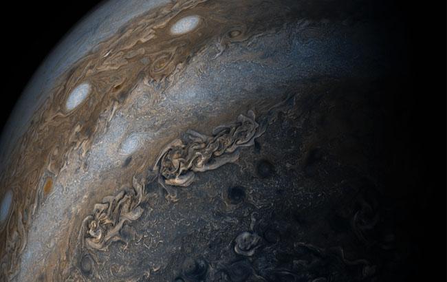 NASA показало завораживающий снимок ураганов на Юпитере