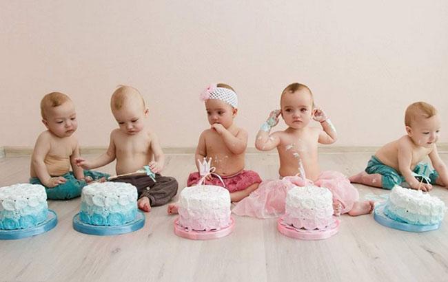Одесские пятерняшки отметили первый день рождения на фестивале близнецов