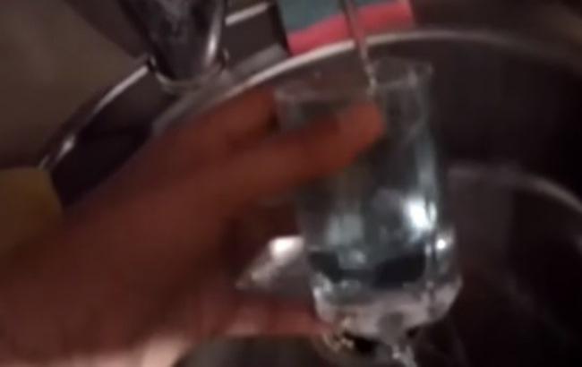 У жителів Криму з кранів потекла синя вода