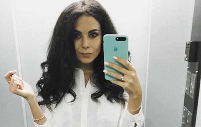 Фанаты упрекнули Настю Каменских за селфи в лифте