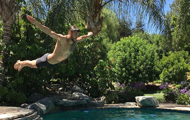 Ломаченко показав, як розважається у спеку біля басейну