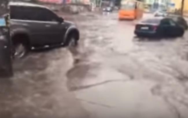Украинский город сильно затопило дождем: опубликовано видео