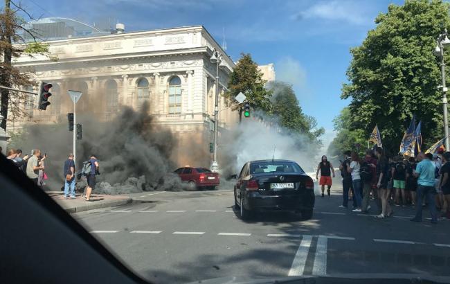 Активисты под Радой заблокировали несколько депутатских авто