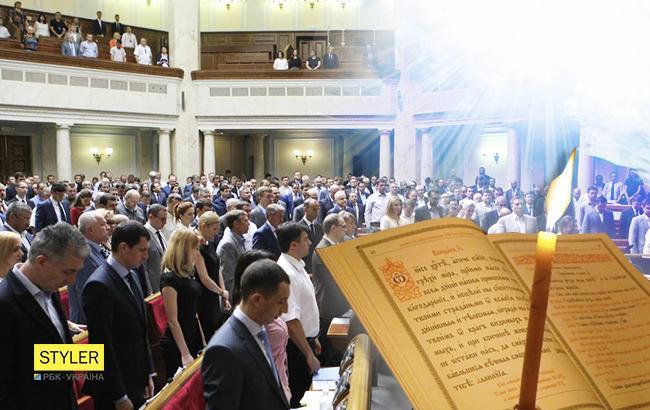 Депутаты отказались молиться перед каждым заседанием Рады