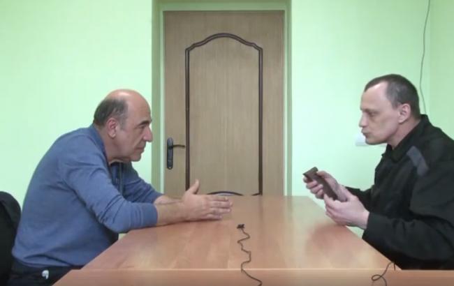 Опубликовано видео встречи Рабиновича и Карпюка в российской тюрьме